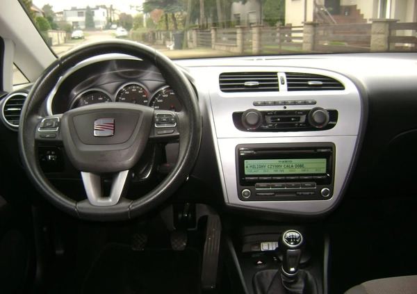 Seat Leon cena 18900 przebieg: 74000, rok produkcji 2011 z Złotów małe 56